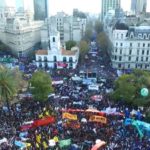 Marcha Federal:mas de 200.000 personas en plaza de Mayo.-